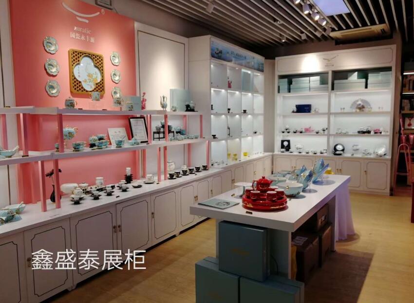 為茶具進行青島展柜設(shè)計完工