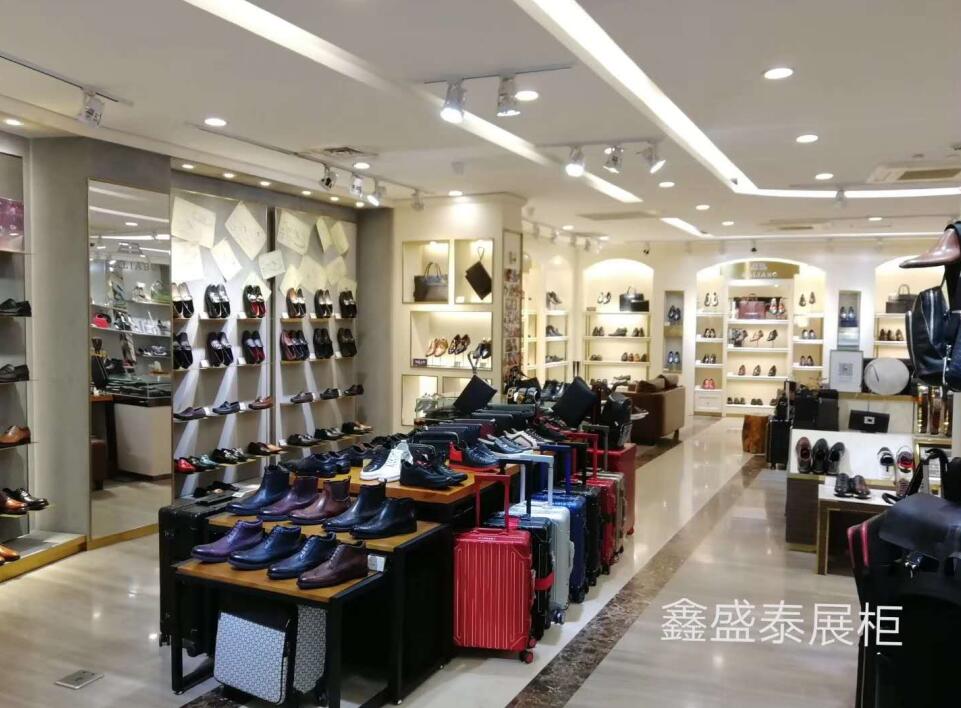 青島展柜公司為皮鞋售賣店進(jìn)行展柜安裝